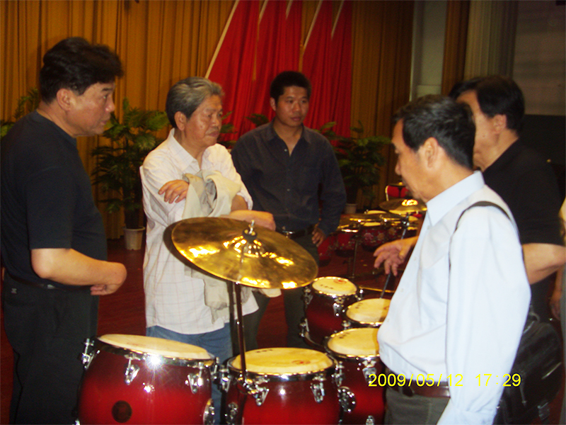 2009年鼓韻排鼓整體架發(fā)布會(huì)在北京召開?，F(xiàn)場(chǎng)專家們探討整體架五音排鼓1.JPG