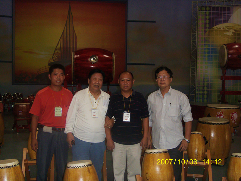 2009年于上海第二屆全國(guó)打擊樂(lè)比賽現(xiàn)場(chǎng)與劉漢林大師（原中國(guó)民族打擊樂(lè)學(xué)會(huì)榮譽(yù)會(huì)長(zhǎng)）、陳少倫（上海市打擊樂(lè)學(xué)會(huì)副會(huì)長(zhǎng)）、周立（原紅纓束女子打擊樂(lè)團(tuán)團(tuán)長(zhǎng)）.JPG