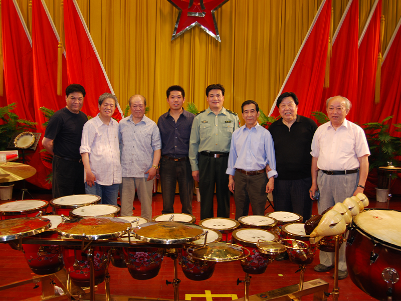2009五音排鼓整體架發(fā)布會，左起金紀廣(中國打擊樂學會會長）、方國慶（原中央民族樂團打擊樂首席）、劉光泗（中央音樂學院西洋打擊樂教授）、王令新（鼓韻董事長）、北極寺干休所少將、李真貴（原中國民族打擊樂學會會長）、劉漢林(中國民族打擊樂學會榮譽會長）、陸榮根（蘇州鼓藝樂器有限公司創(chuàng)始人）專家合影留念.JPG