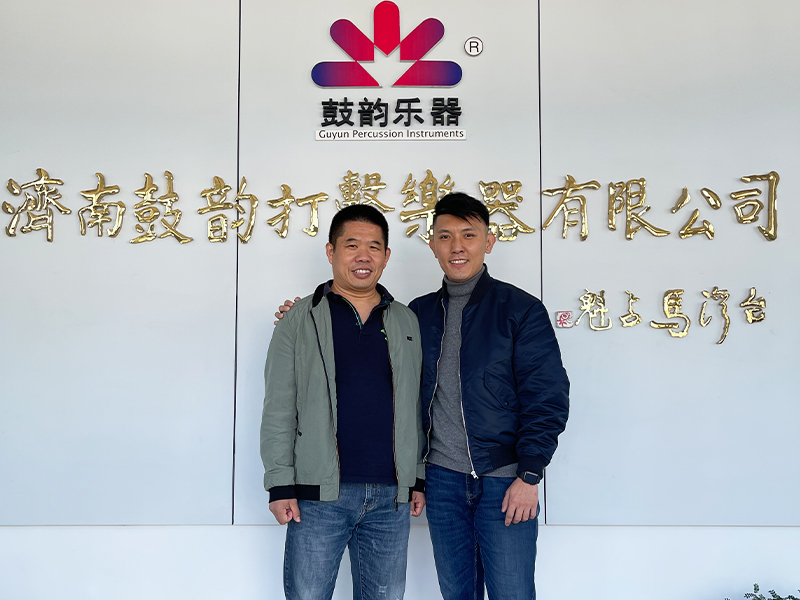 尹飛（中央音樂學(xué)院最年輕的大學(xué)講師）來鼓韻參觀2.jpg