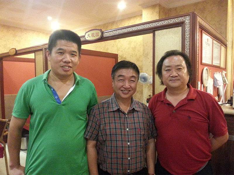 20150909廣東民族樂團(tuán)全國巡演一帶一路音樂會在濟(jì)南演出。王令新與陳佐輝（廣東民族樂團(tuán)團(tuán)長）、張烈（國家一級指揮）合影留念.jpg