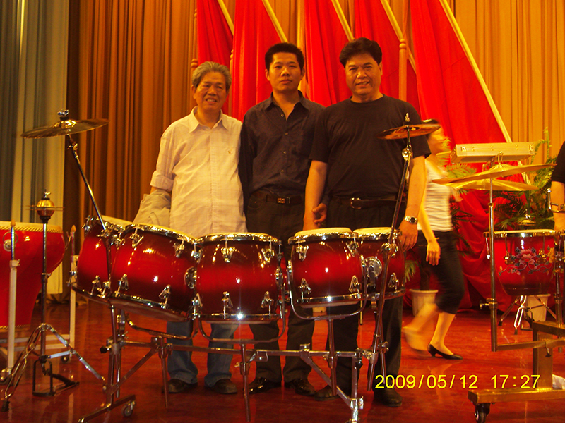 2009年鼓韻排鼓整體架發(fā)布會在北京召開。王令新與金紀(jì)廣(中國打擊樂學(xué)會會長）、方國慶（原中央民族樂團(tuán)打擊樂首席）合影留念3.JPG