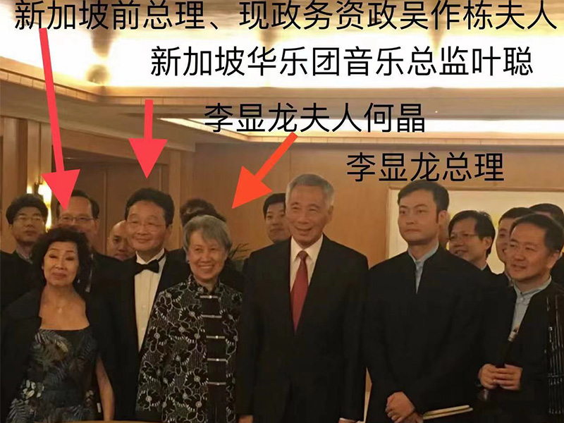 新加坡華樂團(tuán)民族打擊樂均為濟(jì)南鼓韻樂器，并有幸跟新加坡兩屆國家領(lǐng)導(dǎo)人合影.jpg