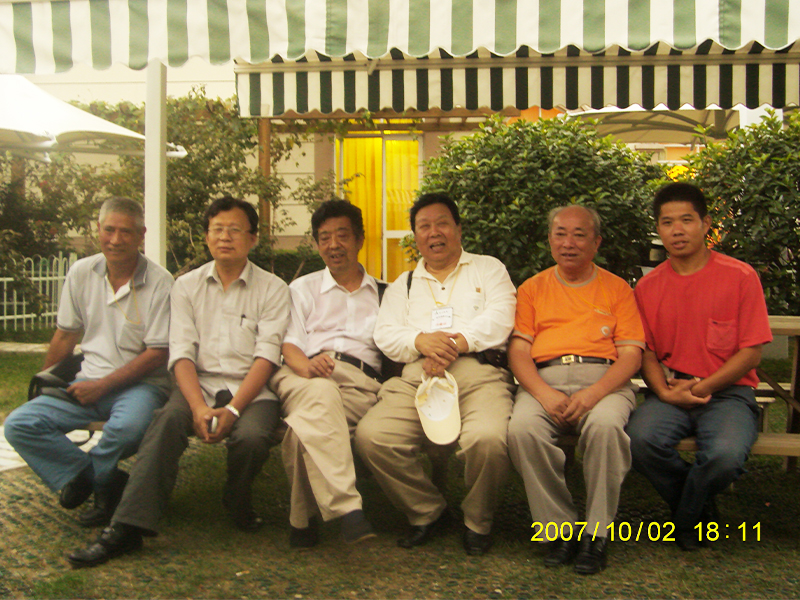 2007年鼓韻董事長在上海綠洲與第二屆”鼓舞東方“全國打擊樂比賽峰會專家合影留念.JPG