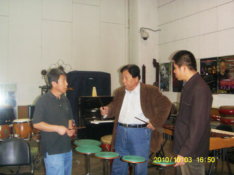 王經(jīng)理在傾聽“新中國(guó)鼓王”劉漢林和王建華教授對(duì)排鼓啞鼓皮彈力指導(dǎo)建議.JPG