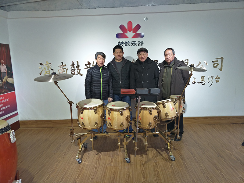 B1專家來(lái)鼓韻參觀指導(dǎo)左起王建華教授、王令新、田鑫老師（原中國(guó)廣播民族樂團(tuán)打擊樂首席）、孫殿雄老師（北京巨聲音響老總）.jpg