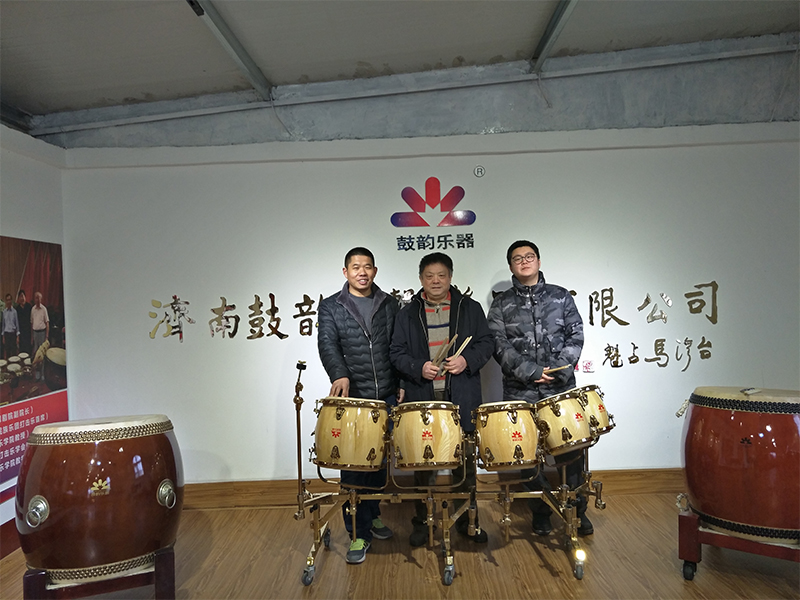 裴德義（南京民族樂團(tuán)創(chuàng)始人）帶學(xué)生來鼓韻參觀選購樂器合影留念.jpg