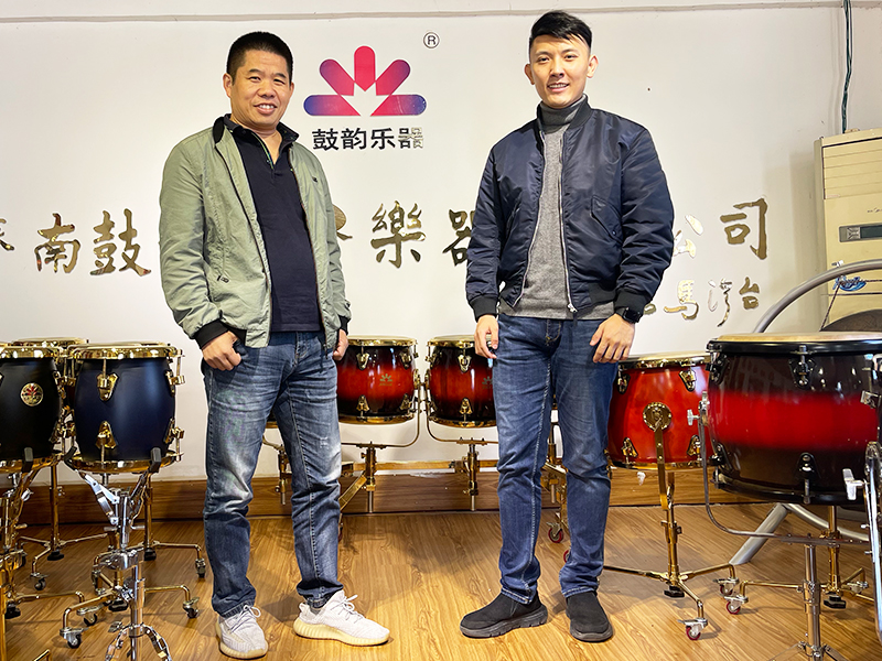 尹飛（中央音樂(lè)學(xué)院最年輕的大學(xué)講師）來(lái)鼓韻參觀1.jpg