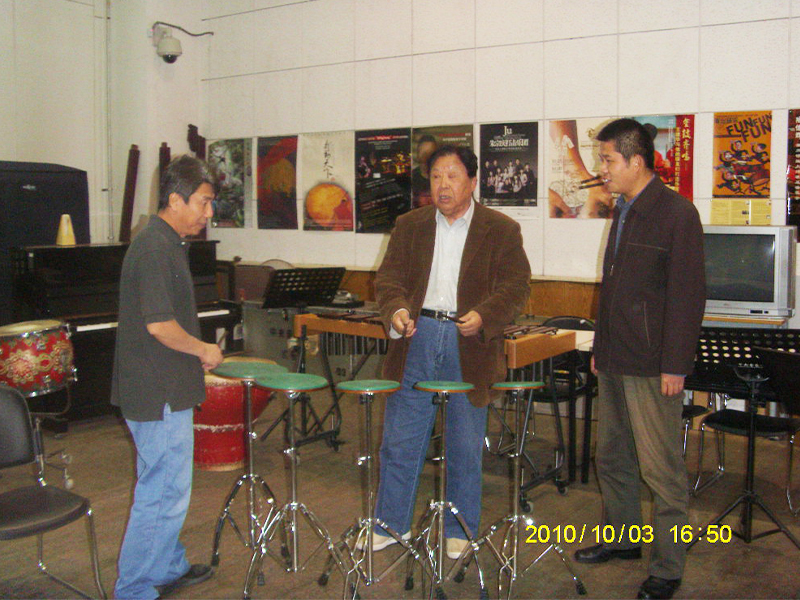 2010年王令新董事長(zhǎng)與新中國(guó)“鼓王”劉漢林先生在中央院王建華（中央音樂(lè)學(xué)院民樂(lè)系博士生導(dǎo)師）教授教研室研究討論中國(guó)民樂(lè)界首套五音排鼓啞鼓.JPG