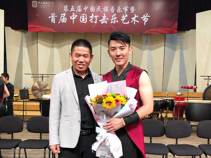 中央音樂學(xué)院舉辦的第五屆中國民族音樂節(jié)暨首屆中國打擊樂藝術(shù)節(jié)。與尹飛（中央音樂學(xué)院最年輕的大學(xué)講師）合影留念1.jpg