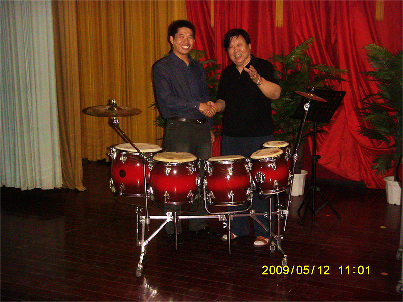 2009年鼓韻排鼓整體架發(fā)布會在北京召開?，F(xiàn)場“新中國鼓王”劉漢林先生（中國民族管弦樂學會打擊樂專業(yè)委員會榮譽會長）和董事長王令新沉浸在整體架排鼓改良成功的喜悅中2.jpg